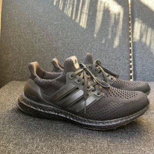 Adidas ultra boost  - Använt skick, fotovänliga sko 