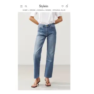 Oanvända Styelin jeans.  Dom mest perfekta vardags jeansen som fungerar till allt. Raka i modellen & otrolig passform. Ljusare tvätt   (Säljer pga två storlekar för små för mig)  - Oanvända  - Sann i storlek - Ord pris : 1 799 kr 