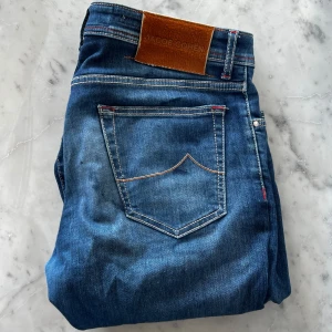 Jacob Cohën jeans  - Tjena, säljer nu dessa as feta jeans från Jacob Cohën | Storleken är 36 (passar midja 34) | Färgen är mörkblå och skicket är 9/10 | Nypris 6000kr | Hör gärna av dig vid minsta lilla fundering 😊