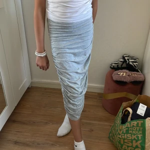 Säljer en fin grå kjol! - Fin tajt sommar kjol! Matrialet är i strech❤️ Pris kan diskuteras och du får kjolen i bra skick😊