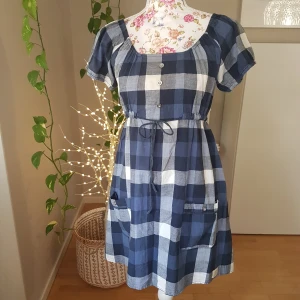 Singoallaklänning med fickor - Från Rut m.fl. Mjuk, tunn bomull. Varieras buren på/av axlarna. Knyt i midjan. Passar S/M. ~ STOR rensning & klänningsbonanza i min shop ~ Välj 5 för 100kr oavsett pris, skicka medd/lämna som prisförslag (gäller där det står) ~