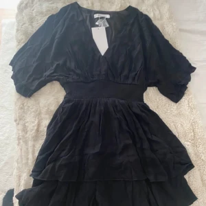 Klänning  - Helt ny klänning med prislapp kvar. Storlek xs. Har legat undanlagd i garderoben, därav är den lite skrynklig