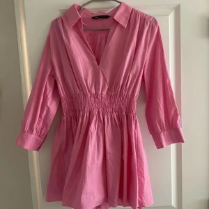 rosa klänning Zara - jättefin rosa klänning från Zara💕🤩🤘