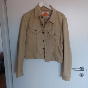 Vintage Levi's jacka - Vintage Levi's jacka. Jacka har beige färg och är storlek S. Jackan tillverkades i Kroatien.