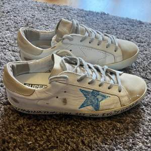 Golden Goose i storlek 40 passar större. Väldigt fint skick.