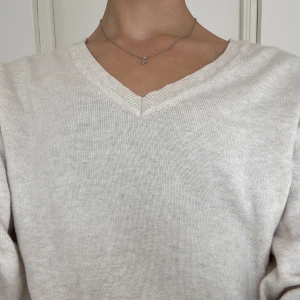 Gosig tröja  - Super mjuk och mysig tröja med V neck🧸☁️ inga defekter förekommer🫣