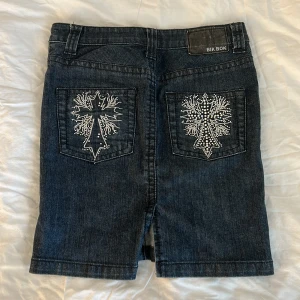 Vintage jeanskjol - Jättefin jeanskjol från bikbok, säljs inte längre ❤️ Några stenar har ramlat av tyvärr.