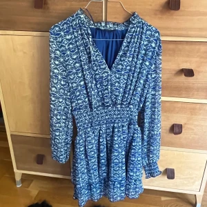 Zara klänning - En jätte fin zara klänning. Använd fåtal gånger, jätte bra i skick. Säljer för den kom till för lite användning