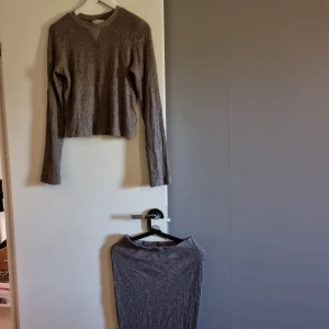 Set kjol och tröja - Ett set med kjol o tröja i fint skick använd 2 ggr. 