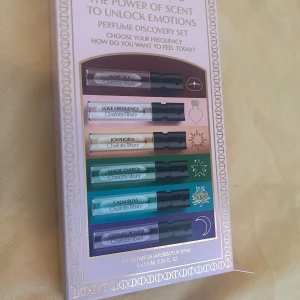 Charlotte Tilbury parfym - Säljer ett parfymset från Charlotte Tilbury som heter 'The Power of Scent to Unlock Emotions'. Setet innehåller sex olika dofter: Hope, Love Frequency, Joyphoria, Magic Energy, Calm Bliss och Cosmic Power. Varje flaska är 1,5 ml och perfekt för att testa olika dofter beroende på humör. Flaskorna är små och smidiga, perfekta att ha med i väskan. Förpackningen är stilren och elegant i ljusrosa med guldiga detaljer.