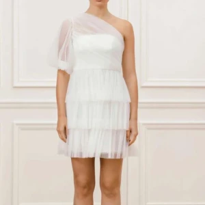 By Malina klänning - Jättefin helt ny by malina klänning endast använd på student. Säljs då den inte kommer komma till användning, nypris 5000. Pris kan diskuteras 