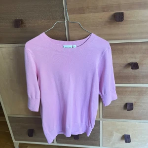 Rosa Trekvartsärmad tröja - En super fin rosa trekvartsärmad finstickad tröja från Kappahl. Använd fåtal gånger, jätte bra i skick. Säljer då den inte kom till användning. 