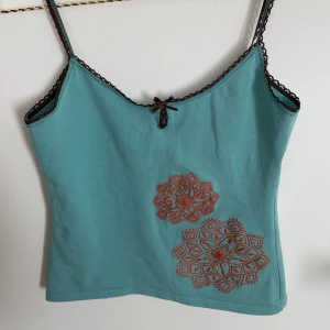 Y2k linne - Så himla coolt linne med snygga detaljer😍Osäker om jag vill köpa, säljer vid bra pris👍 Står ingen storlek men skulle gissa på XS, men passar på mig som har S💕💕