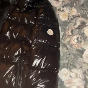 Moncler maya vinter jacka  - En fin moncler Maya vinter jacka till ett bra pris, perfekt nu till vintern 