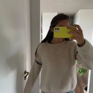 Stickad tröja  - Stickad tröja med coola detaljer, jätte bra skick 🥰