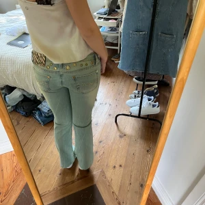 Lågmidjade jeans - Midjemått(rätt över): 37 cm Innerbenslängd:72 cm Modellen är: 168 cm (Obs liten fläck längst ner på benet)  Skriv om ni har några frågor💗//Perfectjeans