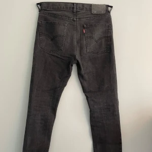 Svarta Levis Jeans - Modell: 510 Skinny. Jeansen är i jättebra skick! Skriv till mig för mer exakta mått!💗