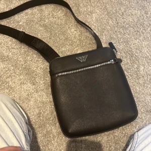 Armani väska  - Väska är i fint skick, jag har använt Eden tre Gånger.100 procent äkta.