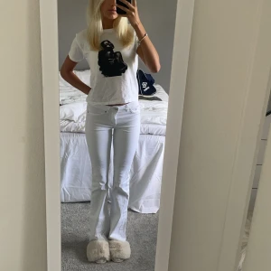 Vita jeans - Vita jeans från Only🤍nyskick, inga fläckar eller defekter🤍