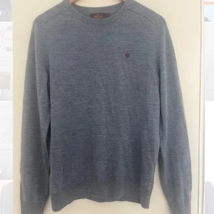 Stickad Morris tröja  - Morris tröja med ett hål kolla bilderna. Hör av dig vid eventuella frågor, pris kan alltid diskuteras. 