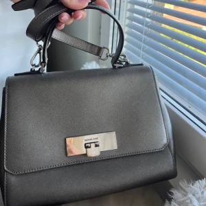 Michael Kors väska  - Priset kan diskuteras, skriv gärna frågor om det är nåt ❤️