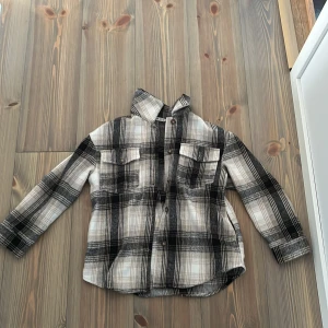 Trendig cardigan - Super bra skick pågrund av att jag aldrig använt den🤍