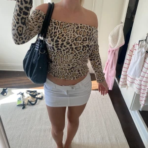 Leopard off shoulder tröja - Långärmad off shoulder tröja i leopard mönster, mycket bra skick🐆💕