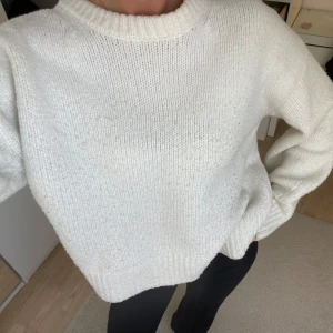 stickad vit tröja - söt stickad tröja, lite nopprig men inte lika mycke som det framstår på bilden 😄