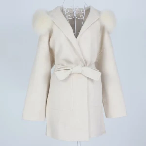 Päls kappa - Säljer denna fina populära kappa då jag tyvvär inte kommer använda den i år. Jackan och pälsen är i superfint skick och håller varmt. Storleken är Xs/s men skulle även passa en medium då man knyter den själv.‼️Kan gå ner i pris vid snabb affär‼️