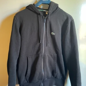 Lacoste hoodie  - Hej Säljer Lacoste hoodie storlek S i bra skick, säljs då den är för liten ! Nypris 1500kr mitt pris 600kr
