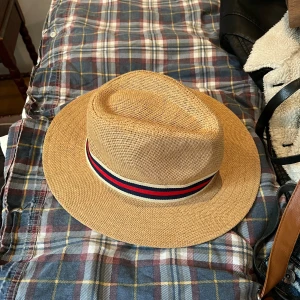 Hatt - Hatt i fint skick. Säljer då jag köpt en ny hatt