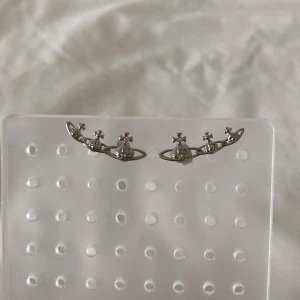 Vivienne Westwood orb liknande örhängen  - Fått i present men aldrig använt 💋