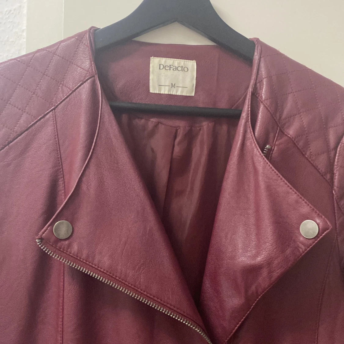 Vinröd skinnjacka från DeFacto - 91