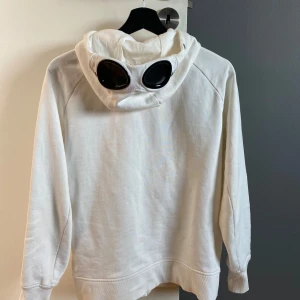 Cp company hoodie - Säljer pga för liten för mig Storlek S Använt skick men inga skador eller liknande, självklart äkta!nypris runt 2800kr  Skriv vid frågor 