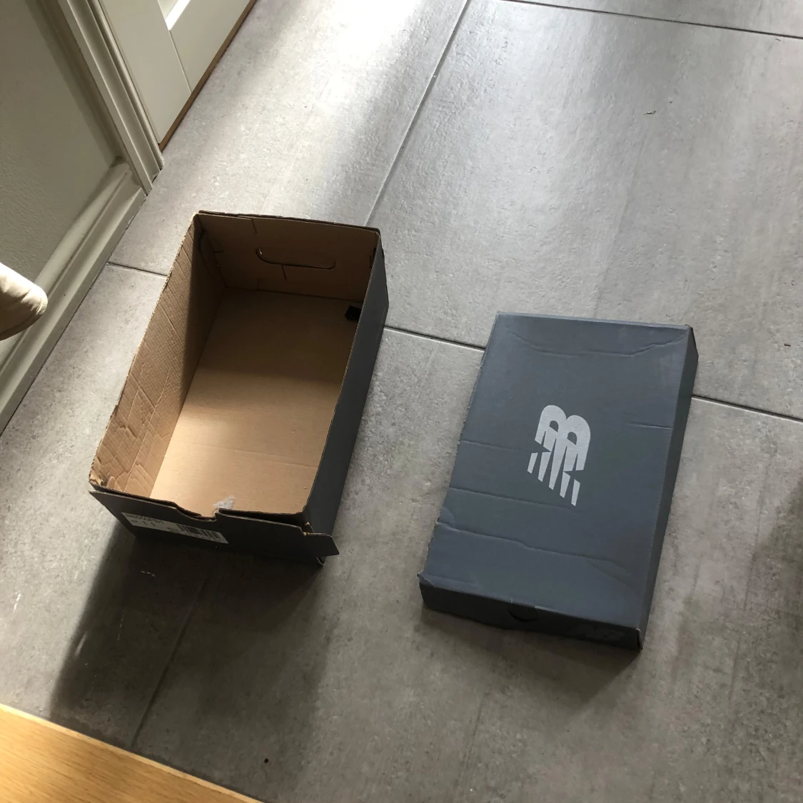 Vita och gråa New Balance 55” - 91