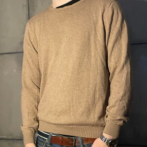 HANSEN&JACOB - En jobbigt snygg tröja, cashmere känslan och detaljerna e sjuka båda för ögonen och för självkänslan, pris kan diskuteras🙌‼️ Modell 175  Storlek S (kan gå me M om du e slim)  10/10 