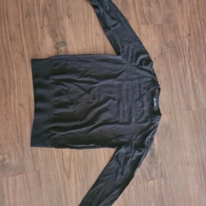Svart tröja från Tommy Hilfiger - Säljer en svart tröja från Tommy Hilfiger. Storlek 176
