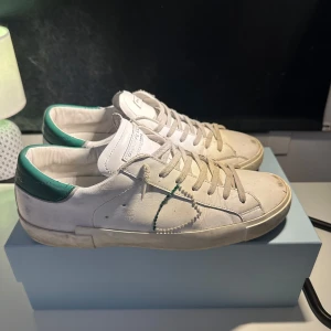 Philippe Model Skor - Säljer dessa väldigt snygga och populära Philippe Model skorna.  Dustbag och låda följer med såklart 