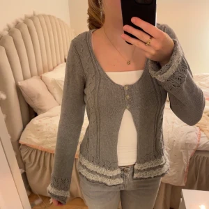 Söt kofta - Grå söt stickad kofta från Rosebud, volanger ner till och i ärmarna🩷 Orginalpris ca 900kr🌟