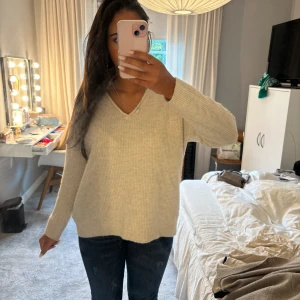 Beige stickad tröja  - Jätte skön beige stickad tröja. Super varm och skön nu till hösten