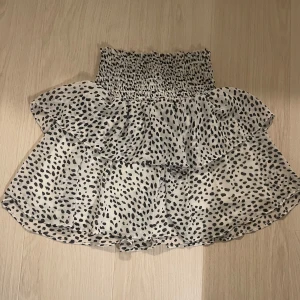 Chelsea kjol - Jättesöt kjol i nyskick, köpt på Chelsea i Göteborg 💞 Pris kan diskuteras! Strl XS men väldigt stretchig. Skriv för mer frågor😃 kan även mötas upp 