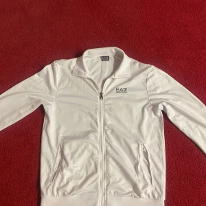 Emporio Armani zip - Modern vit Armani kofta med skönt poyester material, nyskick