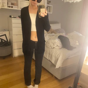 Svart kofta från VILA - Säljer en snygg och bekväm svart kofta från VILA. Perfekt för både vardag och lite kyligare kvällar. Den har en enkel och stilren design som passar till det mesta. Koftan är i storlek M och är i bra skick. Perfekt att slänga på sig över en topp eller klänning!