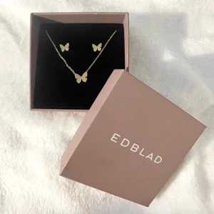 Edblad set  - Säljer detta söta set från Edblad. Är helt nytt/oanvänt och har taggarna kvar. Säljs då jag inte hann byta dom. Örhängena är söta för sig men även om man har fler hål i öronen🦋 Nypris: 550kr  Priset kan diskuteras!