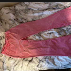 Mjukis byxor - Stretchiga,mjuka såklart, finns bara ett litet hål i bak i en av fickorna