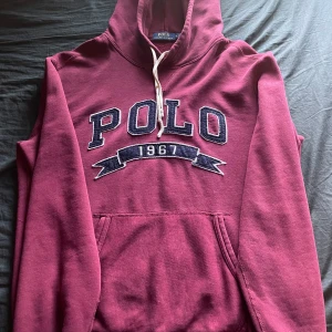 Polo Ralph lauren vintage Hoodie  - Säljer nu min Polo vintage hoodie ifrån Ralph Lauren, skicket är 8/10. Inga skador. Kontakta mig om du har några frågor, Mvh Jesper 