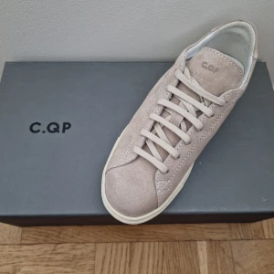 CQP Racquet Sneaker Beige - Rensade lite hemma och hittade de här skorna som är för små för mig.  Producerade i Portugal. • Ovansida i mocka. • Ofodrad konstruktion. • Innersula i läder. • Slitsula i gummi.  Skorna är normala i storleken 36.