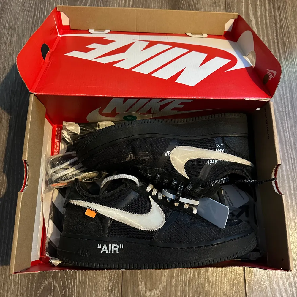 Nike x Off-White Air Force 1 black i storlek 41, använda men i fint skick! Väldigt sällsynta skor! Kommer med originalbox, extra snören och ziptag. Skor.