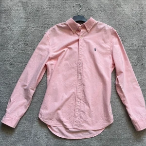 Ralph Lauren skjorta rosa - Säljer en riktigt fet Ralph Lauren skjorta. Storlek xs. I princip helt ny, nästan aldrig använd. Säljer en likadan fast marinblå i S på min profil. Säljer då den inte passar mig. Skriv vid funderingar. Kan gå ner i pris vid snabb affär.