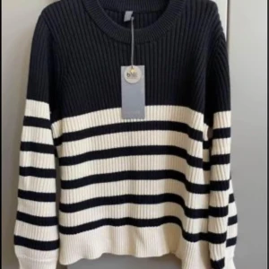 Stickat tröja ny med prislappen kvar  - Från Danska Culture Svart/vit